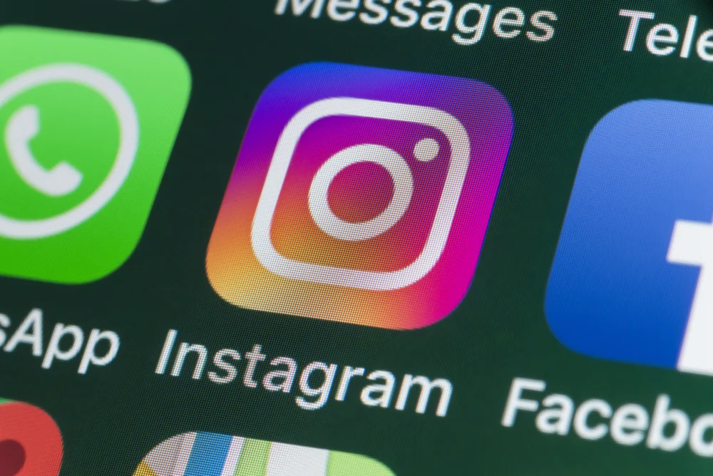 Instagram, WhatsApp, Facebook and other Apps on iPhone screen