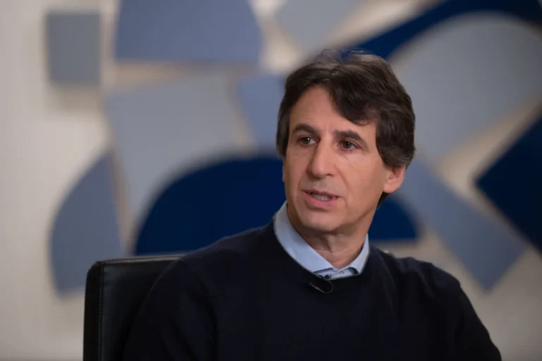 apollo-global-managements-flagship-private-credit-fund-limits-investor-withdrawals-amid-broader-market-scrutiny