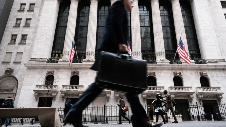 hr-news-roundup-workplace-culture-shifts-compensation-satisfaction-and-the-workaholic-phenomenon