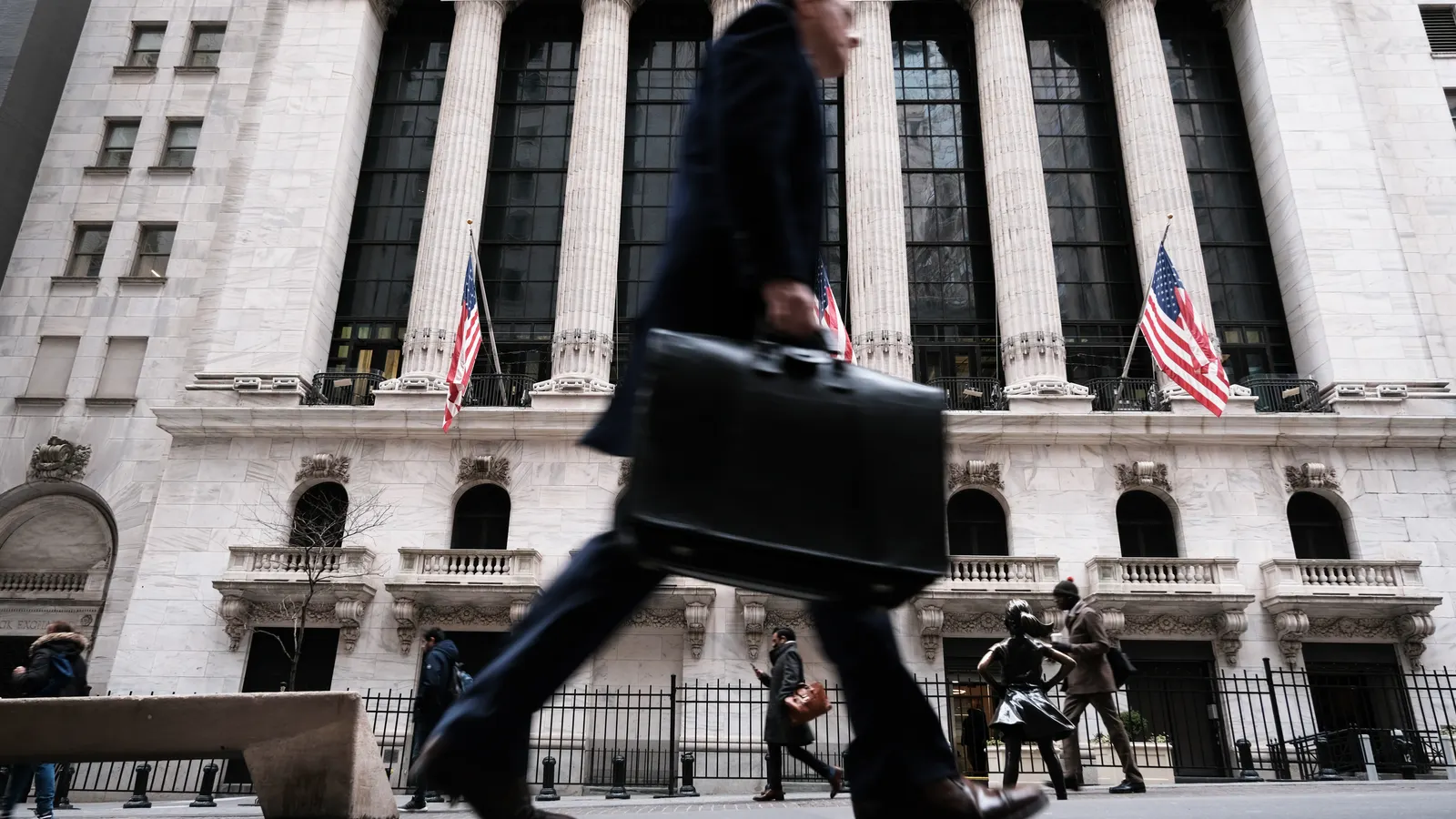 hr-news-roundup-workplace-culture-shifts-compensation-satisfaction-and-the-workaholic-phenomenon