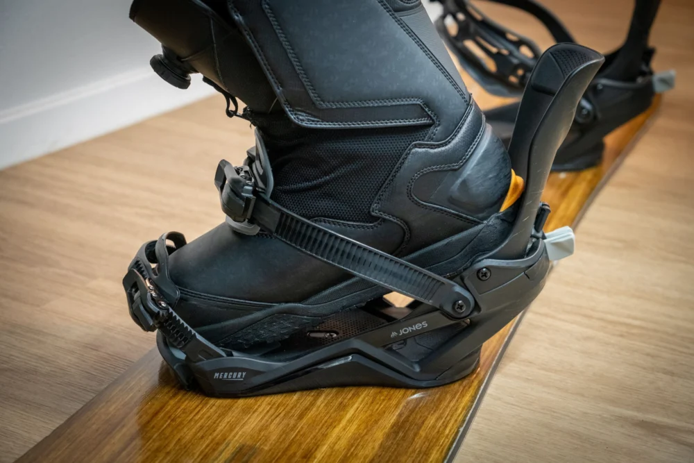 jones-mercury-fase-snowboard-bindings-a-leap-forward-in-fast-entry-snowboarding-technology