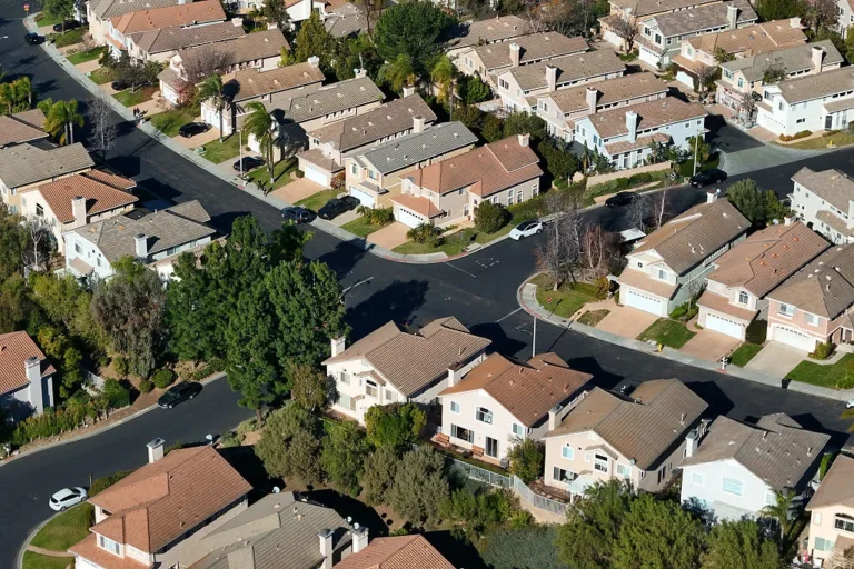 mortgage-rates-soar-to-year-end-highs-stifling-refinance-demand-amid-geopolitical-tensions