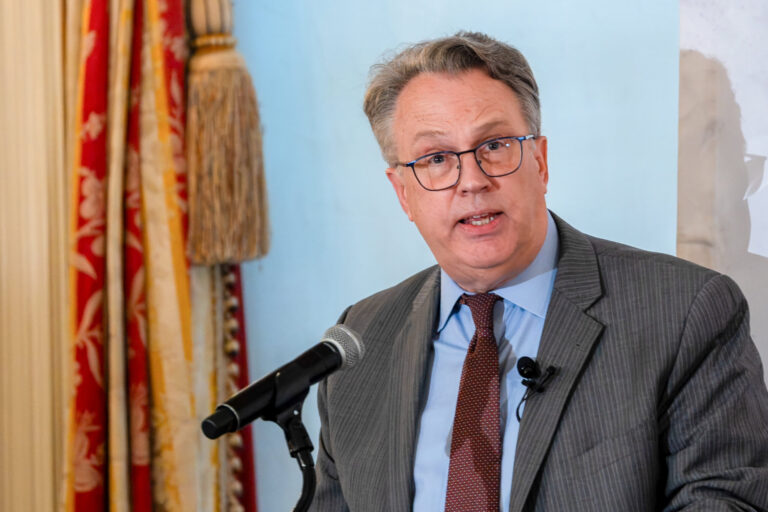 new-york-fed-president-john-williams-affirms-u-s-consumers-and-businesses-bear-the-brunt-of-tariffs-impeding-inflation-target