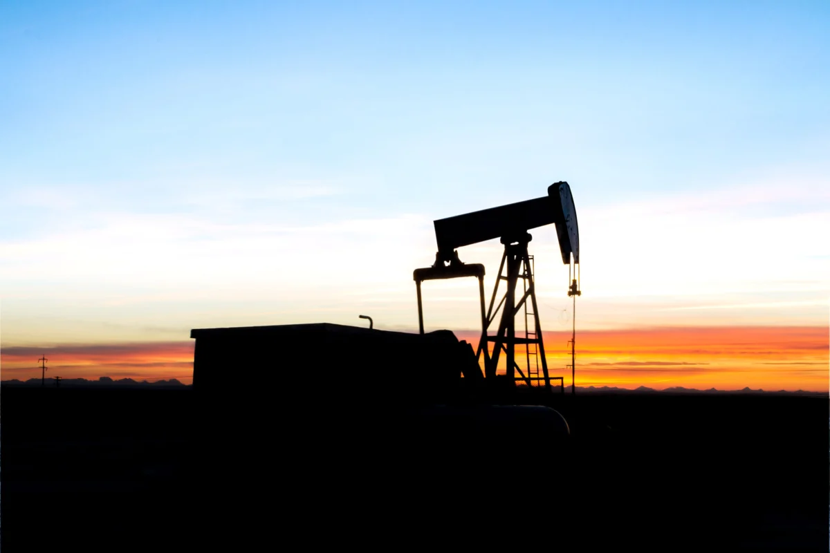 oil-prices-fluctuate-wildly-amid-escalating-iran-conflict-and-us-sanctions-relief-considerations