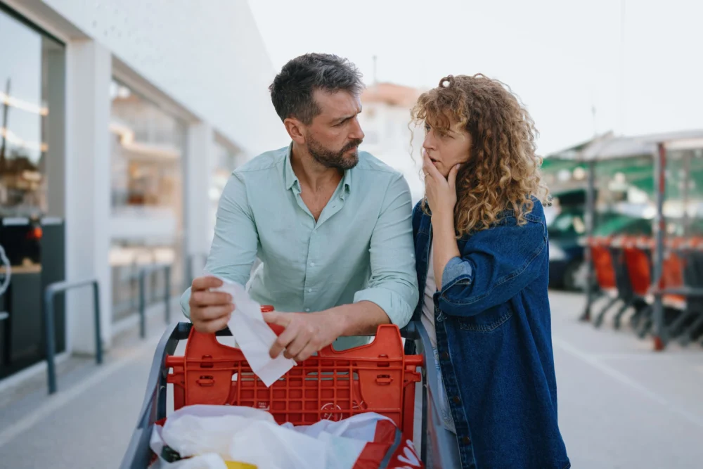 the-e-shaped-economy-unpacking-americas-tiered-financial-reality-amidst-conflicting-data