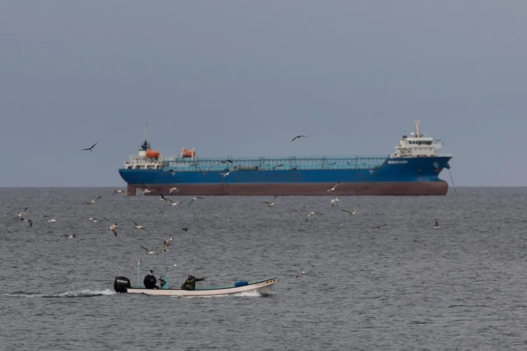 iran-reinstates-strait-of-hormuz-closure-amid-escalating-tensions-with-u-s-threatening-global-energy-markets