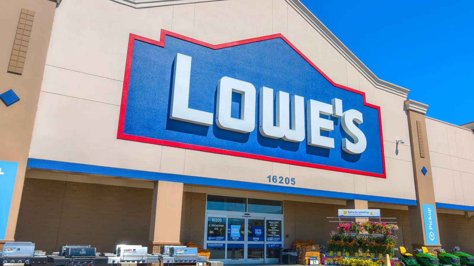 a-lowes-assistant-store-manager-alleges-discrimination-and-harassment-highlighting-employer-liability-for-customer-and-coworker-misconduct